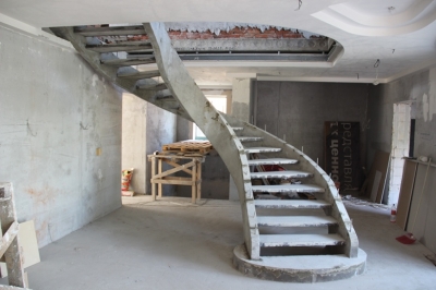 Винтовая лестница на тетиве с пригласительной ступенью