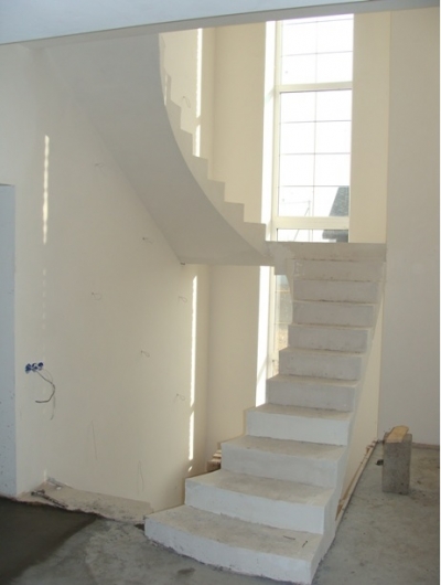 Классическая полнотелая лестница с переменной шириной