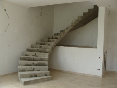 Полувинтовая полнотелая лестница с прямыми ступенями
