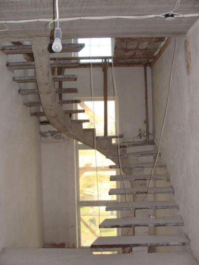 Лестница на косоуре п-образная с забежными ступенями