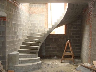Полнотелая забежная лестница с пригласительными ступенями