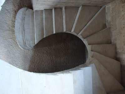 Полнотелая п-образная лестница с двумя пригласительными ступенями