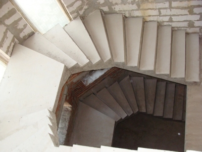 С-образная забежная лестница