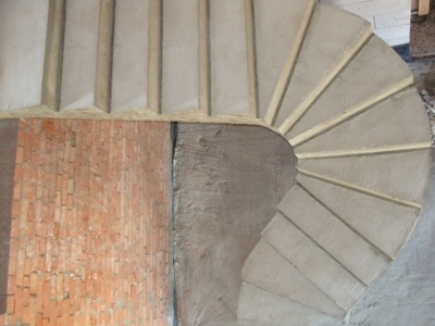 Полувинтовая классическая лестница с забежными ступенями