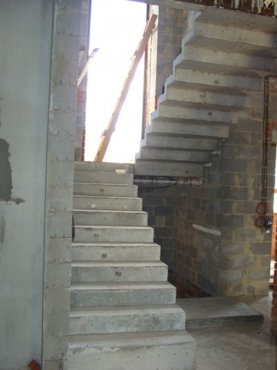 П-образная зеркальная лестница с прямыми ступенями и площадкой