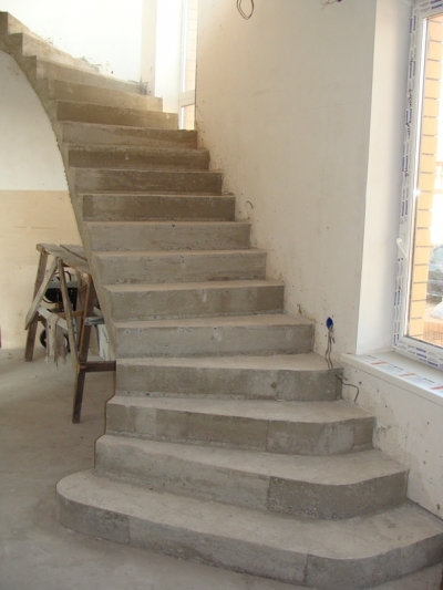 Классическая забежная лестница с пригласительными ступенями