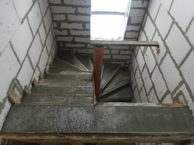 Полнотелая забежная лестница